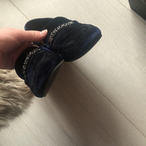 π₯3/$18π₯ EUC Faux Velvet Loafers - Picture 2 of 4